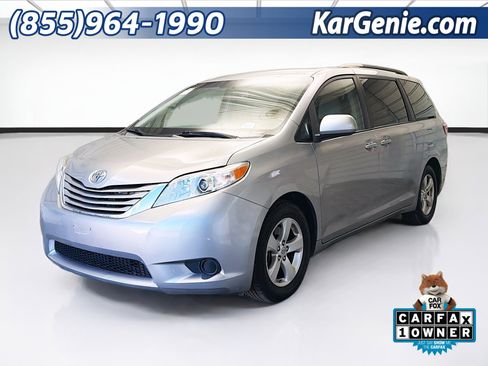 Used 2017 Toyota Sienna LE image 1