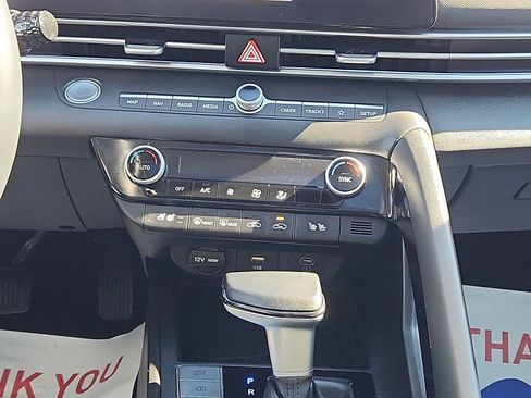 Used 2024 Hyundai Elantra Limited image 18