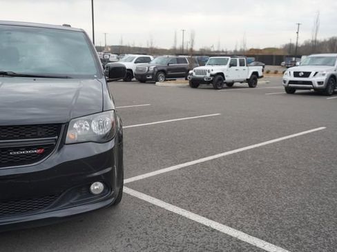 Used 2017 Dodge Grand Caravan GT image 36