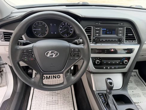 Used 2015 Hyundai Sonata SE FWD image 12
