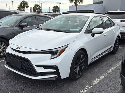 Used 2024 Toyota Corolla SE image 3