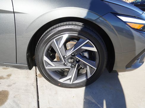 Used 2025 Hyundai Elantra SEL image 10