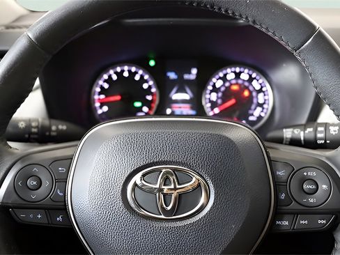 Used 2020 Toyota RAV4 XLE Premium image 23
