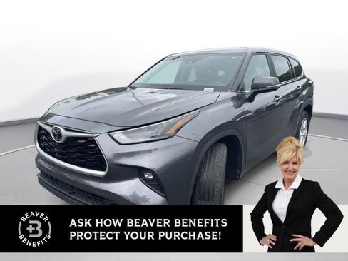 Used 2023 Toyota Highlander LE FWD image 1