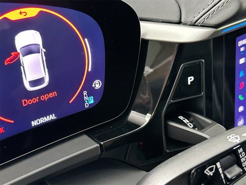 Certified 2025 Porsche Macan 4 Electric image 33