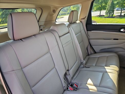 Used 2019 Jeep Grand Cherokee Overland AWD/4WD image 12