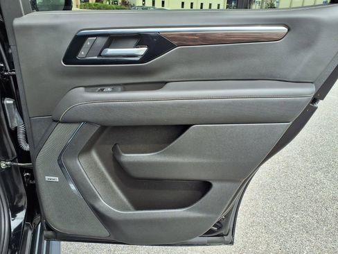 Used 2025 Chevrolet Tahoe Premier AWD/4WD image 15