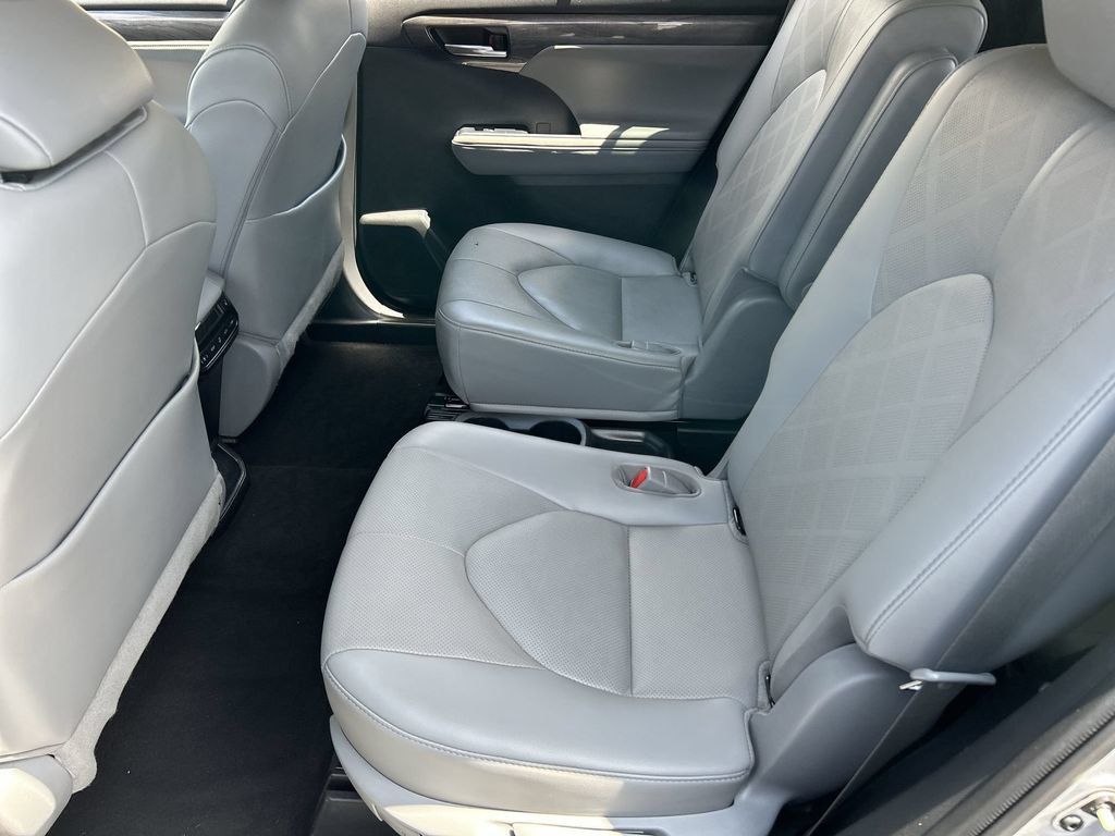 Used 2021 Toyota Highlander Platinum FWD image 26