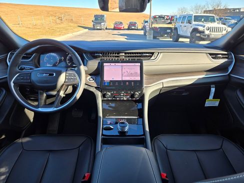 New 2025 Jeep Grand Cherokee Limited image 16