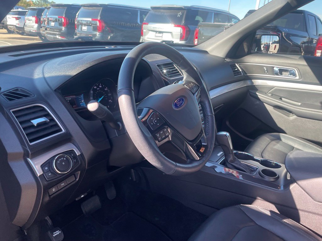 Used 2017 Ford Explorer XLT w/ Equipment Group 202A FWD image 12
