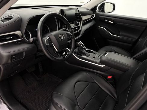 Used 2021 Toyota Highlander XLE AWD/4WD image 12