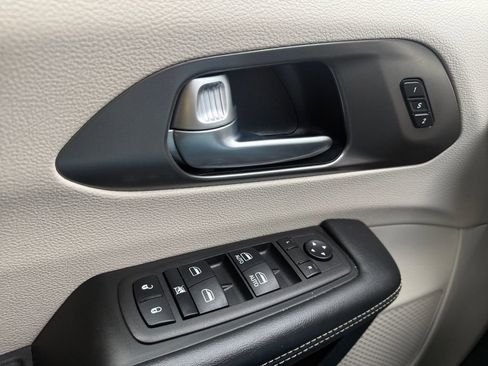 Certified 2023 Chrysler Pacifica Touring-L image 28