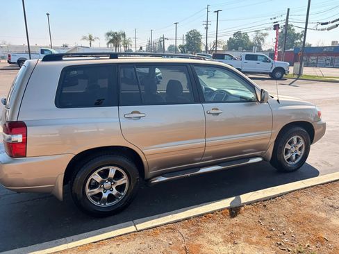 Used 2004 Toyota Highlander 2WD V6 w/ Preferred Pkg image 2