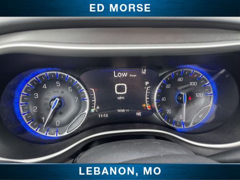 Used 2023 Chrysler Pacifica Touring-L FWD image 11