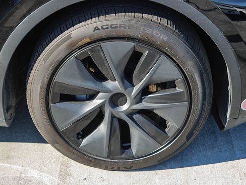 Used 2024 Tesla Model Y Long Range image 11