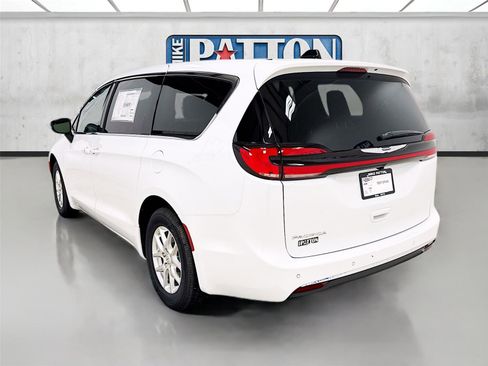 New 2026 Chrysler Pacifica Select image 5