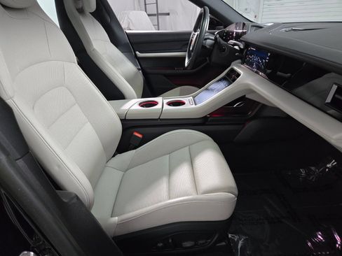 Used 2022 Porsche Taycan RWD image 3