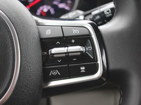 Used 2024 Kia Carnival EX FWD image 18