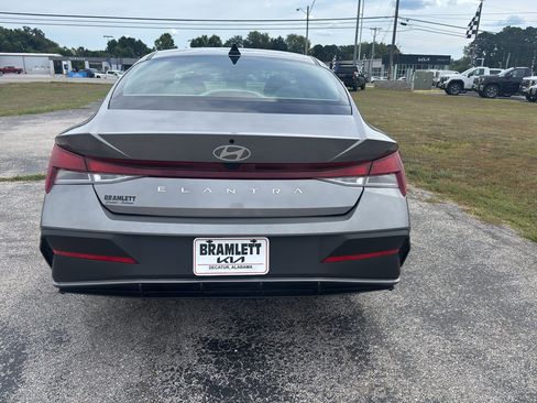 Used 2024 Hyundai Elantra SEL image 3