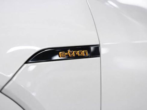 Used 2022 Audi e-tron Premium Plus w/ Premium Plus Package AWD/4WD image 2