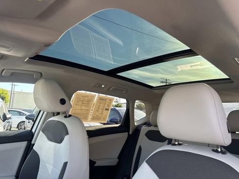 Certified 2025 Volkswagen Taos SE w/ Panoramic Sunroof Package image 15