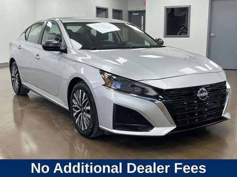 Used 2024 Nissan Altima 2.5 SV FWD image 3