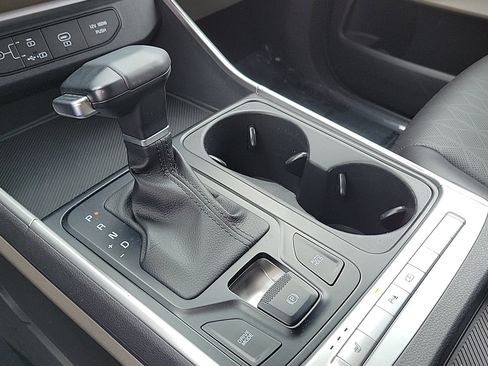 Used 2025 Kia Carnival FWD image 25