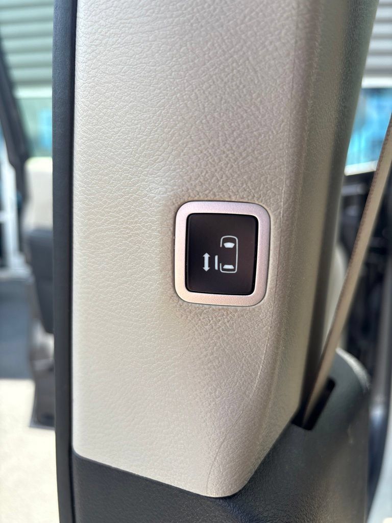 Used 2023 Chrysler Pacifica Limited FWD image 22