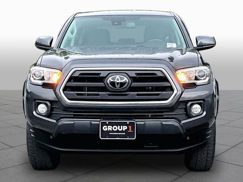 Used 2018 Toyota Tacoma SR5 AWD/4WD image 4