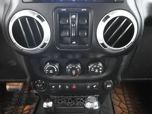 Used 2013 Jeep Wrangler Unlimited Rubicon w/ Connectivity Group AWD/4WD image 17