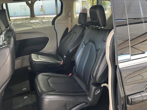 Used 2023 Chrysler Pacifica Touring-L FWD image 21