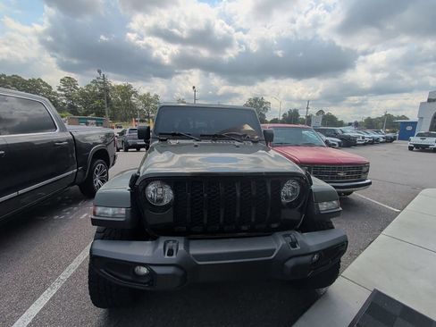 Used 2022 Jeep Gladiator Sport AWD/4WD image 2