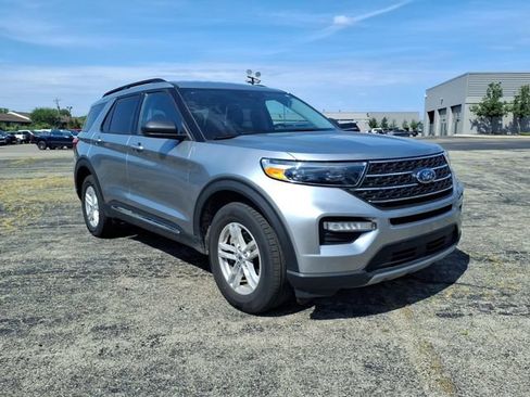 Used 2024 Ford Explorer XLT w/ Equipment Group 202A AWD/4WD image 3