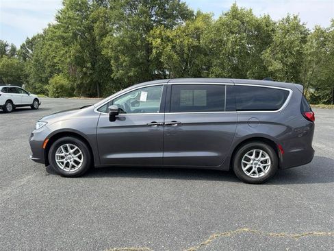 Used 2023 Chrysler Pacifica Touring-L FWD image 5
