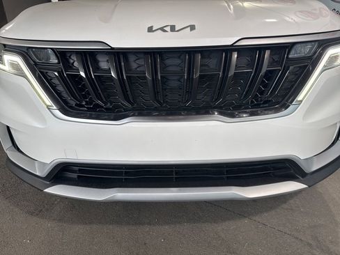 Used 2022 Kia Carnival LX image 11