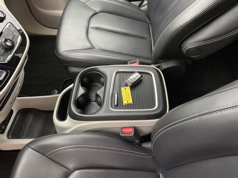 Used 2023 Chrysler Pacifica Touring-L FWD image 27