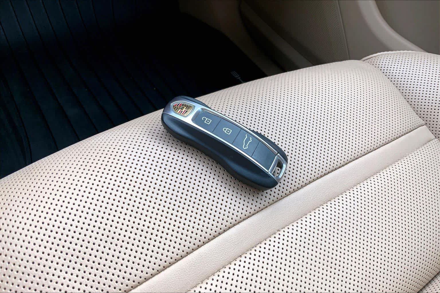 Used 2023 Porsche Cayenne AWD/4WD image 15
