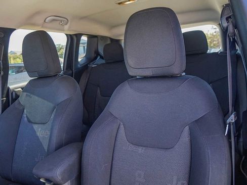 Used 2015 Jeep Renegade Latitude w/ Popular Equipment Group image 11