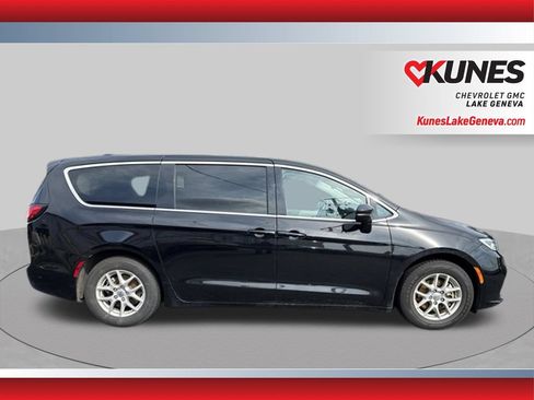 Used 2024 Chrysler Pacifica Touring-L FWD image 3