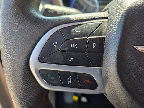 Used 2017 Chrysler Pacifica Touring FWD image 22