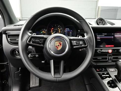 Certified 2025 Porsche Macan AWD/4WD image 8