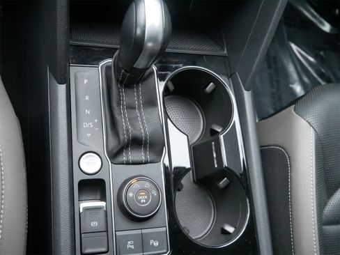 Used 2022 Volkswagen Atlas SEL Premium image 20