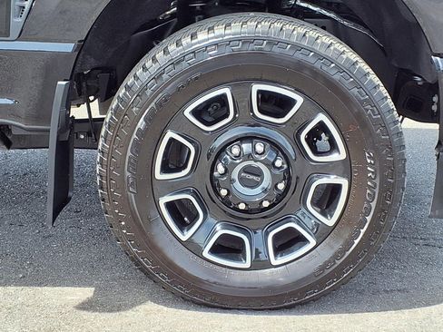 Used 2025 Ford F250 Platinum w/ FX4 Off-Road Package AWD/4WD image 9