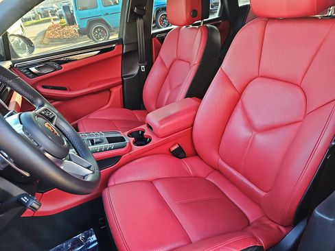 Used 2021 Porsche Macan Turbo image 15