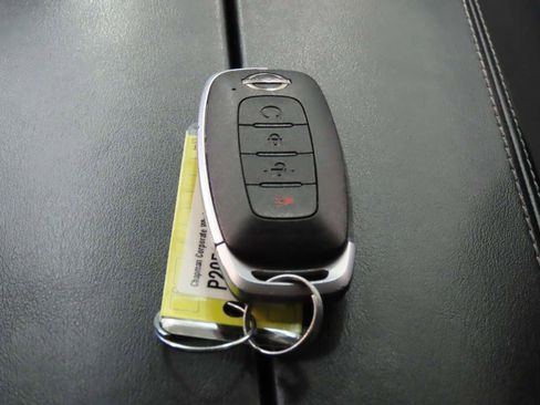 Used 2023 Nissan Rogue SV image 18