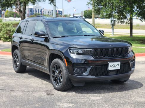 Used 2024 Jeep Grand Cherokee Altitude AWD/4WD image 3
