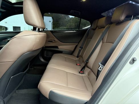 Used 2022 Lexus ES 300h image 11