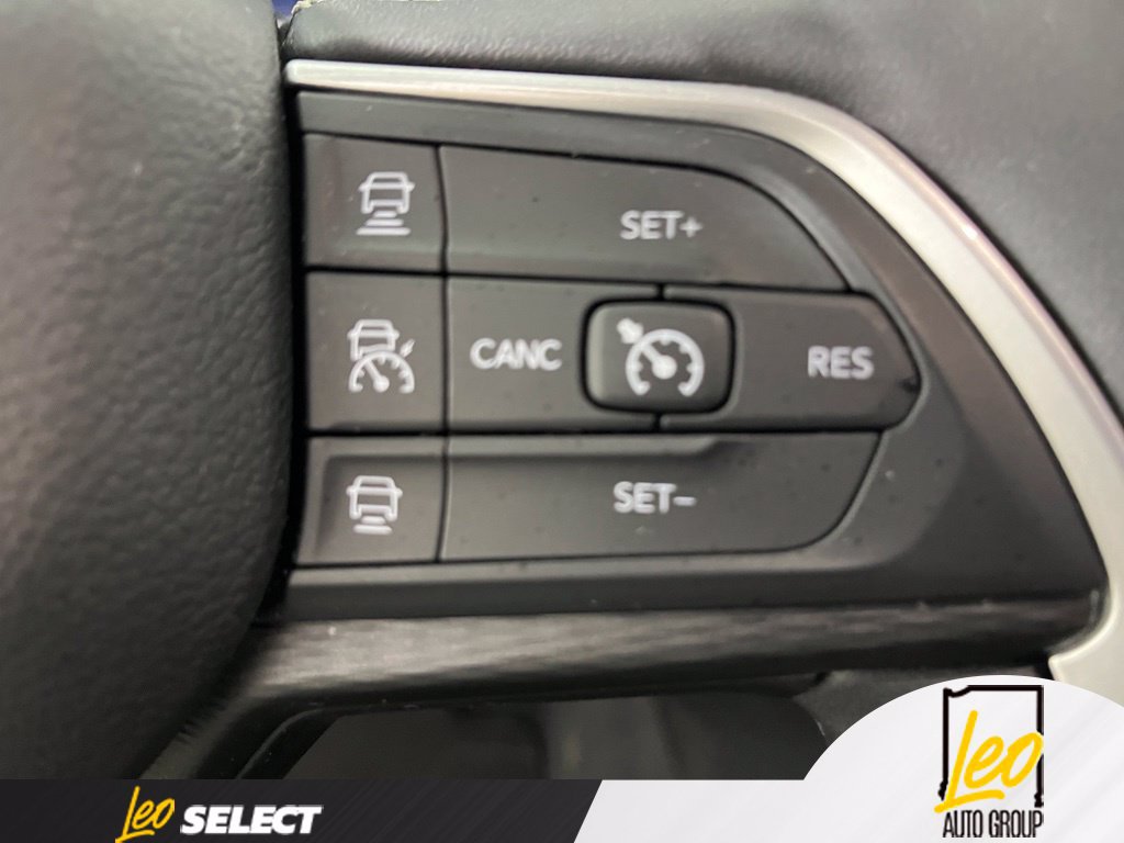 Used 2023 Jeep Grand Cherokee Laredo w/ Luxury Tech Group I RWD image 17
