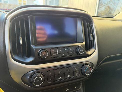 Used 2018 GMC Canyon SLE image 3