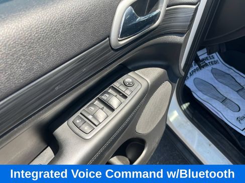 Used 2019 Jeep Grand Cherokee Laredo w/ 18" Wheel & 8.4" Radio Group AWD/4WD image 12